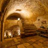 Accediamo prima a un ampio ambiente voltato a botte della famiglia Mastrogiacomo, proprietaria di una parte del fabbricato. Questa stanza, cos� come il resto delle gallerie, � dotata di faretti che emanano una luce calda e soffus